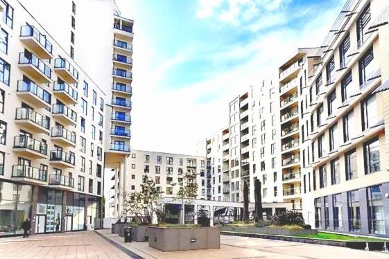 New Central Woking 1 And 2 Bedroom Apartments With Free Gym, Close To Train Station Eksteriør billede