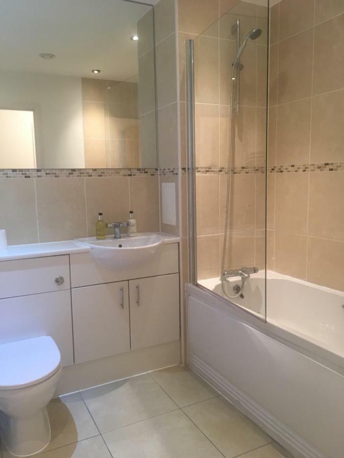 New Central Woking 1 And 2 Bedroom Apartments With Free Gym, Close To Train Station Værelse billede